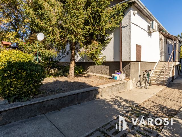 Ikerházfél, takaros kerttel Óbudán