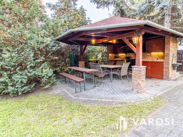 Kétlakásos ikerház 100 méterre a Balatontól