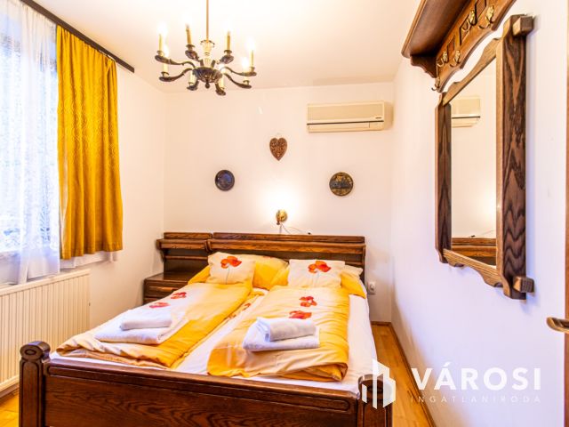 Kétlakásos ikerház 100 méterre a Balatontól