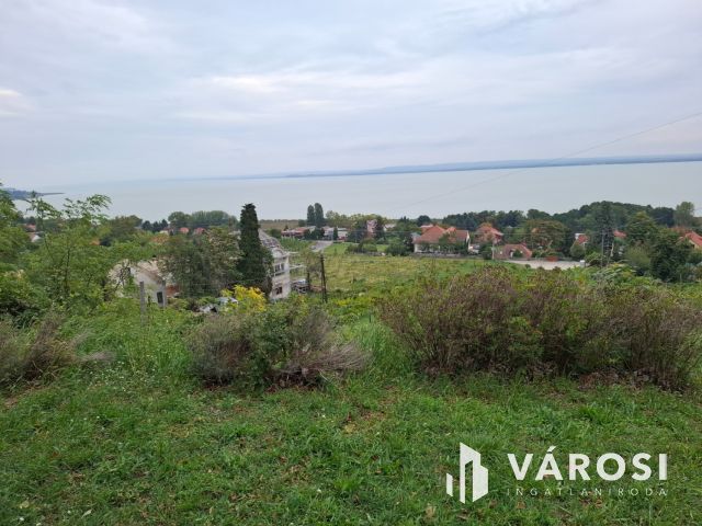 Badacsonyi nyaraló teljes és örök balatoni panorámával eladó