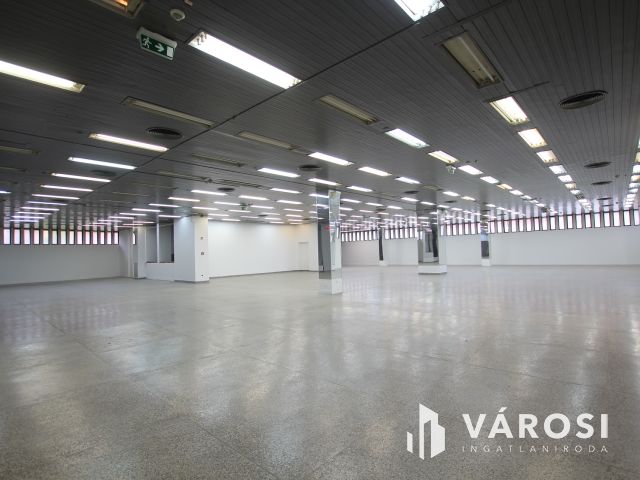 1580 m2-es, belvárosi üzlethelyiség kiemelt helyen kiadó