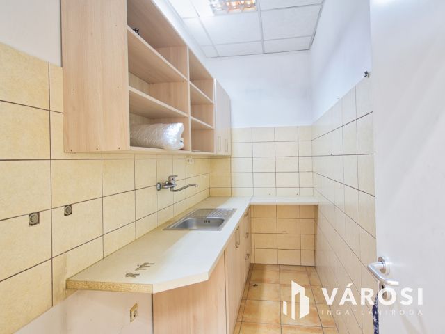 75 m2-es, sok funkciós belvárosi üzlethelyiség kiadó