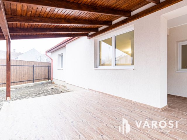 Gyula belvárosában felújított családi ház eladó.