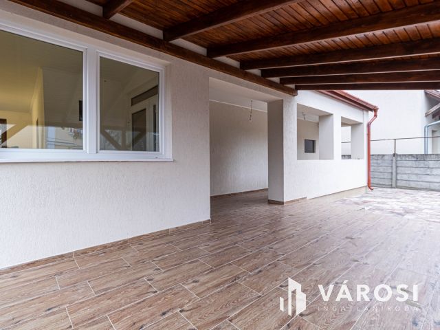 Gyula belvárosában felújított családi ház eladó.