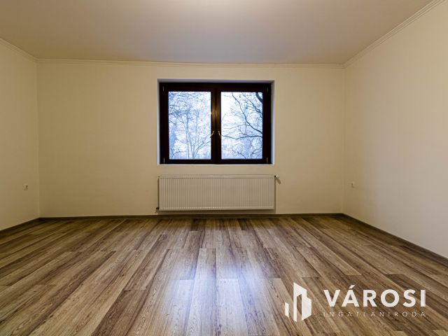 Gyula belvárosában felújított családi ház eladó.