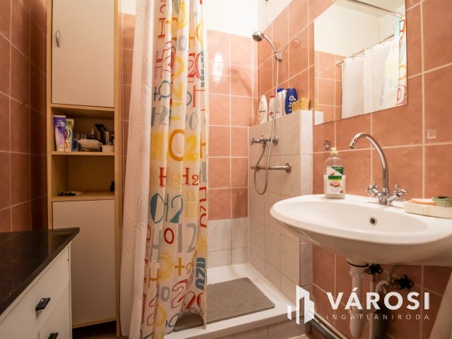 Felújított földszinti lakás közel a belvároshoz