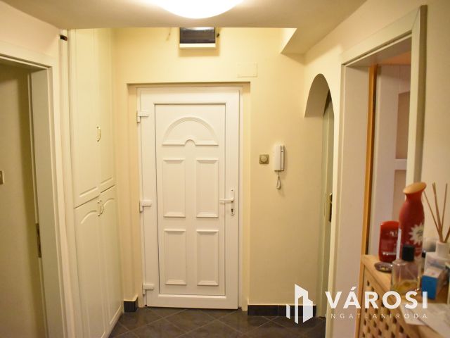 3 szobás felújított lakás egyedi panorámával a központban!