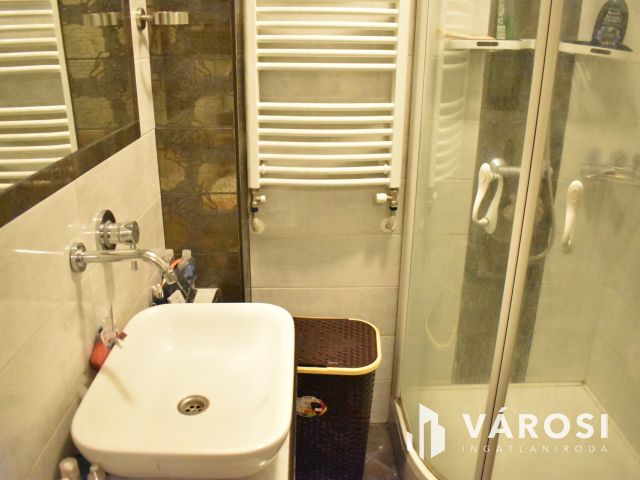 3 szobás felújított lakás egyedi panorámával a központban!