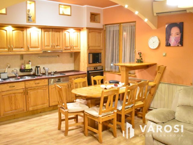 3 szobás felújított lakás egyedi panorámával a központban!