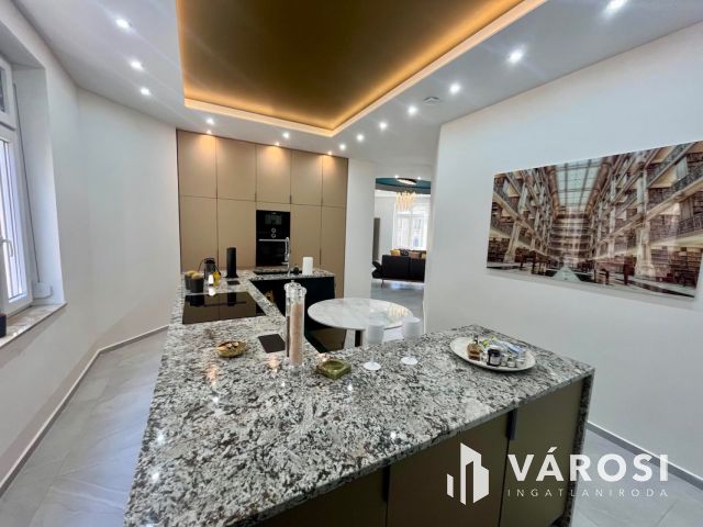 Tágas, világos Bazilikára néző luxuslakás eladó