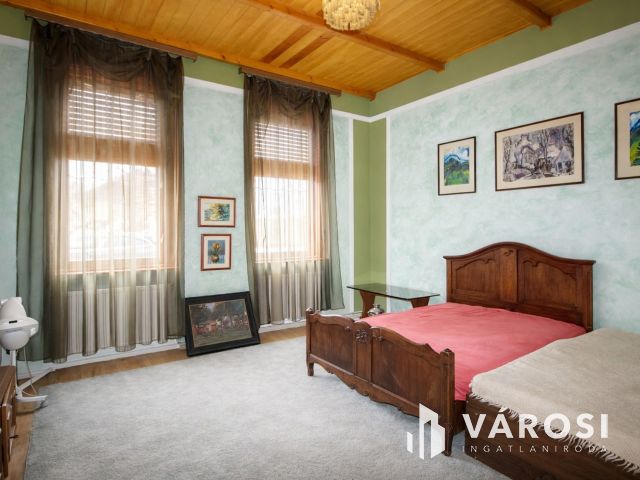 Nagyvonalú terek, polgári hangulat Békéscsaba belvárosában