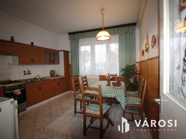 Tágas ház, nagy kert, vidéki hangulat Szombathelyen