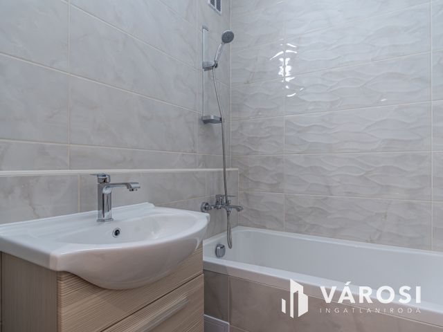 Teljesen felújított első emeleti lakás amerikai konyhával