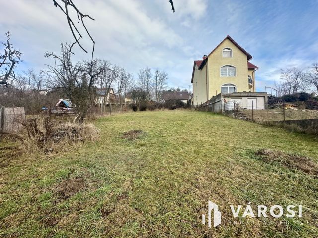 Károlyin, főútvonal mellett, 2 generációs családi ház eladó!