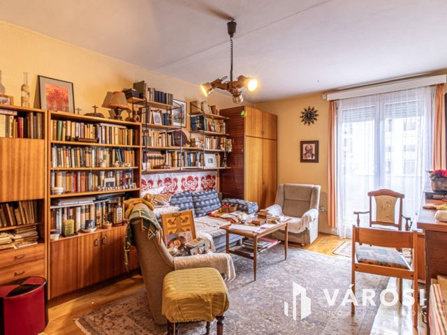 Erkélyes, világos, 2 szobás panel a Kerényi Károly utcában