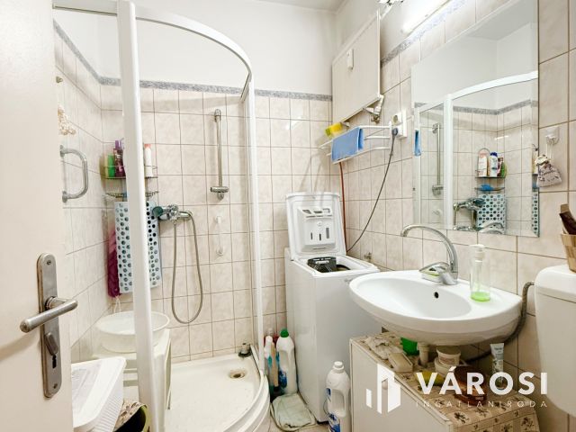 Erkélyes, világos, 2 szobás panel a Kerényi Károly utcában