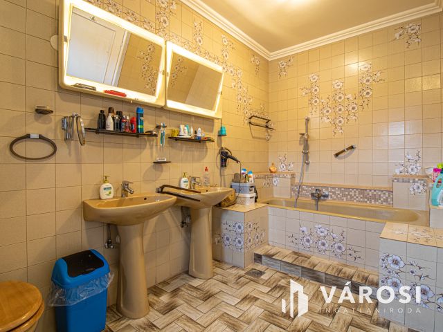 Három szintes jó állapotú családi ház dupla telken!