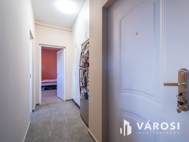 Eladó nappali + 2 háló + 2 autó beállós újszerű lakás Gödön