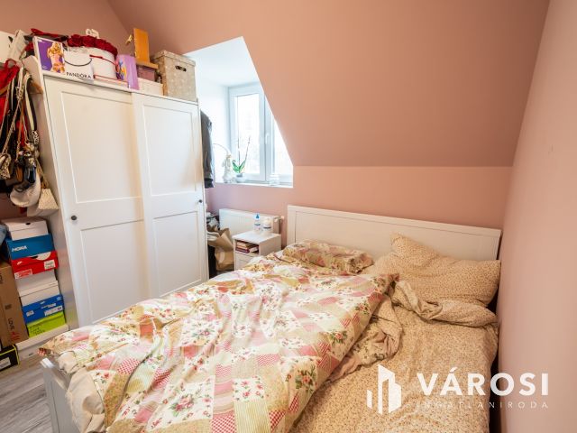 Eladó nappali + 2 háló + 2 autó beállós újszerű lakás Gödön