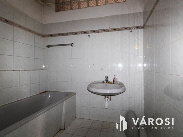 Medgyesbodzás fő utcáján ingatlan eladó