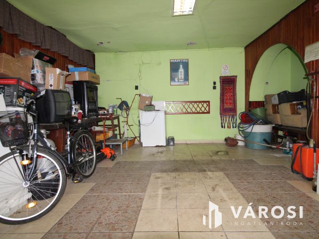 Kétszintes tégla ház, garázzsal.