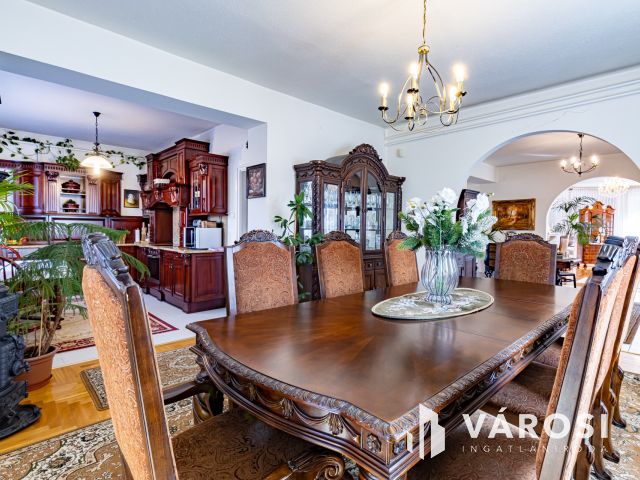 Turai kastély mellett, 4 szoba, nappalis családi ház eladó