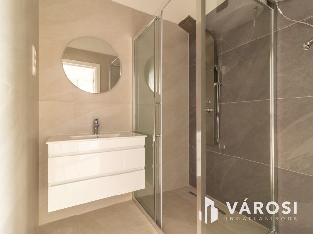 Galériás okosotthon eladó a körúthoz közel!