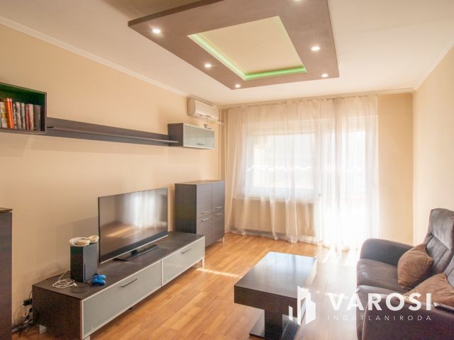 Magasföldszinti, felújított, erkélyes, 2 szobás lakás