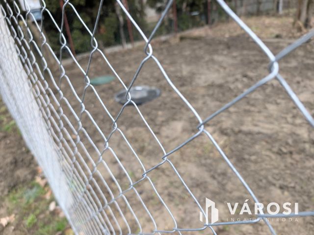 Közműves körbekerített telek Szanazugban!