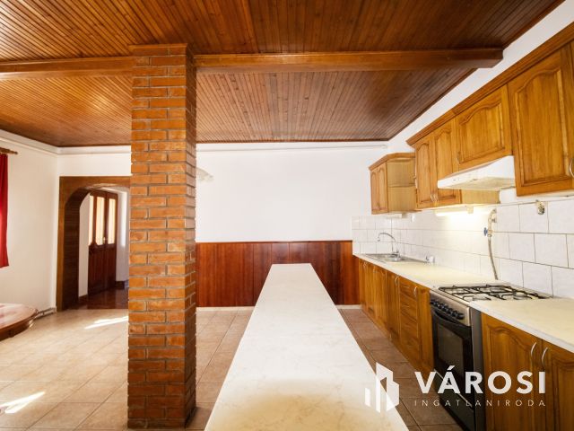 120 m² tégla ház új tetővel és szép udvarral