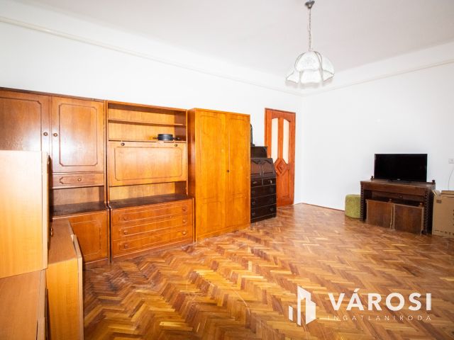 120 m² tégla ház új tetővel és szép udvarral