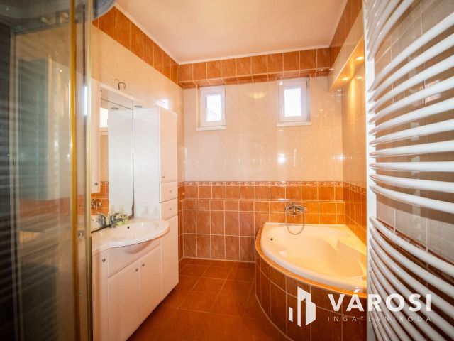 120 m² tégla ház új tetővel és szép udvarral