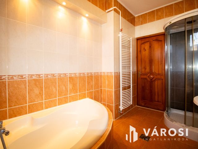 120 m² tégla ház új tetővel és szép udvarral