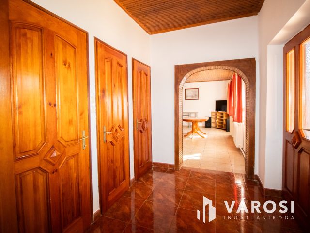 120 m² tégla ház új tetővel és szép udvarral