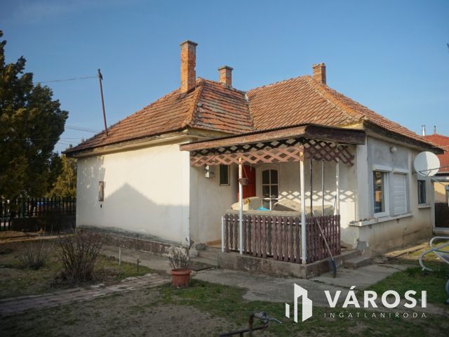 Eladó házikó kertvárosi övezetben