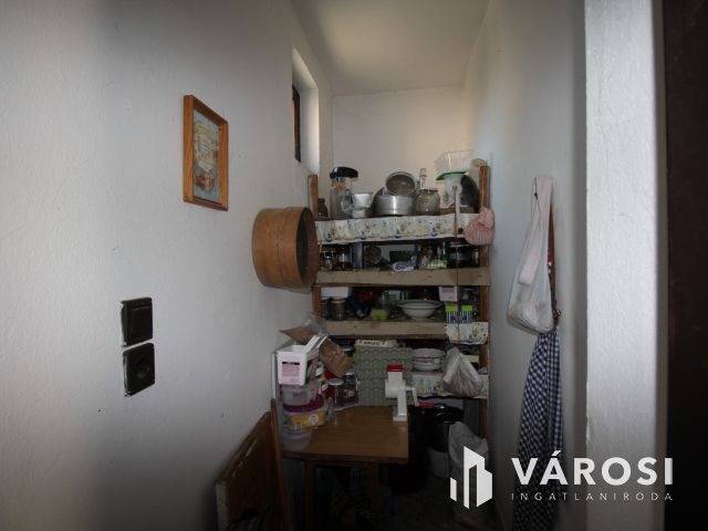 Vásárhelyen, Újvároson 6 szobás családház ajánlat.