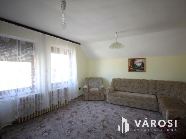 Vásárhelyen, Újvároson 6 szobás családház ajánlat.