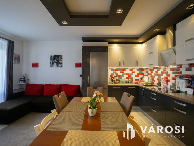 Nádorvárosban erkélyes nagy lakás, garázs lehetőséggel!