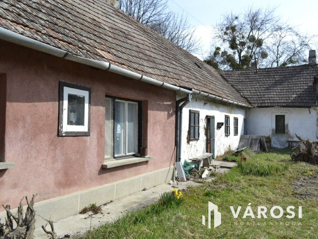 Felújít, vagy újat épít? 940 m2-es telken 2 lakásos kőház!