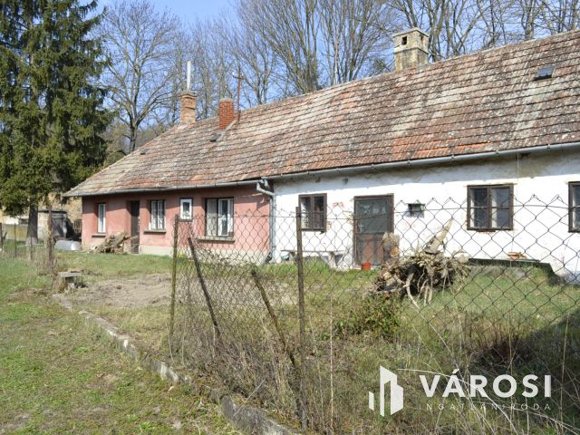 Felújít, vagy újat épít? 940 m2-es telken 2 lakásos kőház!