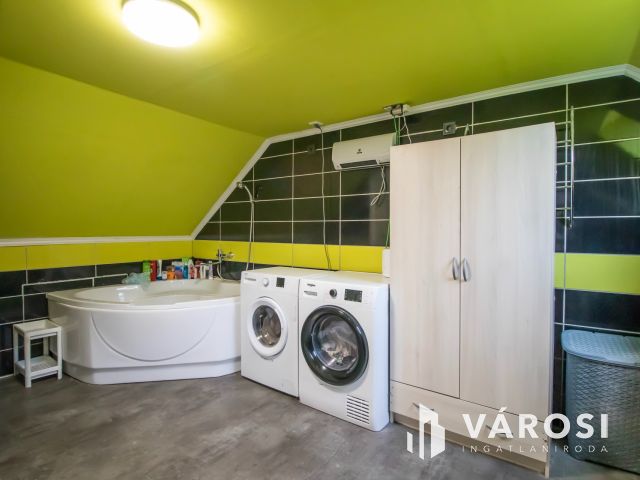 Két lakrészes 5 szobás lakás, saját kertrésszel