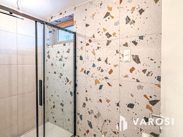 Kertkapcsolatos, medencés, 3 szobás lakás eladó  "Tomajon"