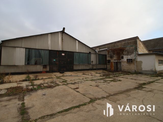Eladó raktár, garázs, üzlethelység Dorog belvárosa mellett