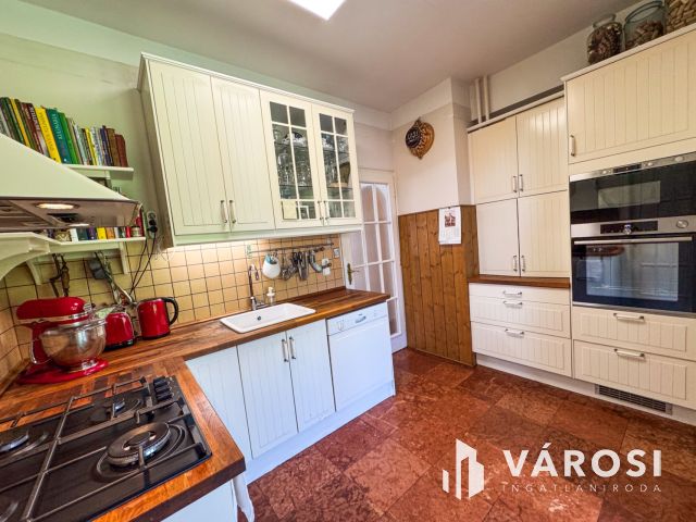 Tágas, napfényes ház Gyula legszebb utcájában