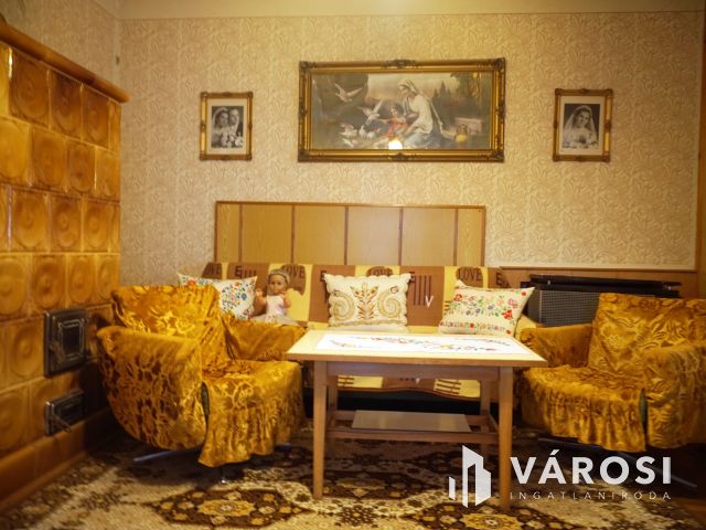 Jó állapotú, retró stílusú családi ház borospincével!