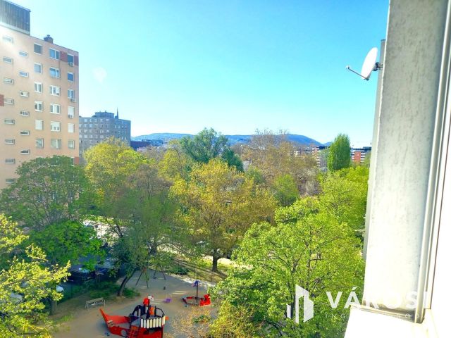 Erkélyes, világos lakás felújítási lehetőséggel Angyalföldön