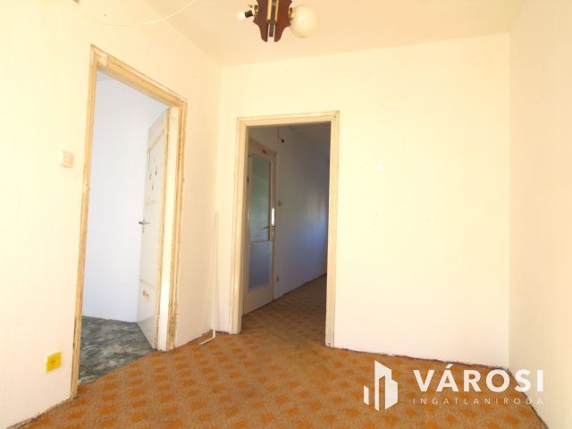 Erkélyes, világos lakás felújítási lehetőséggel Angyalföldön