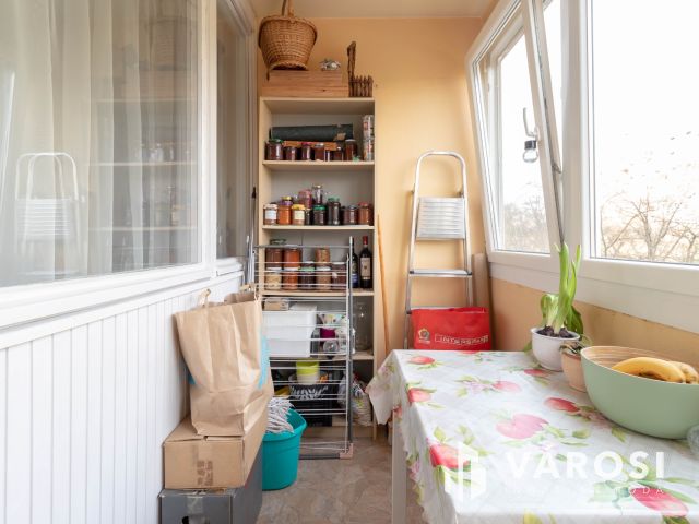 Világos, 2 szobás lakás beépített erkéllyel, remek helyen