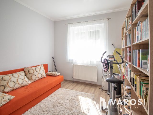 Jó állapotú, belvárosi polgári ház két lakrésszel