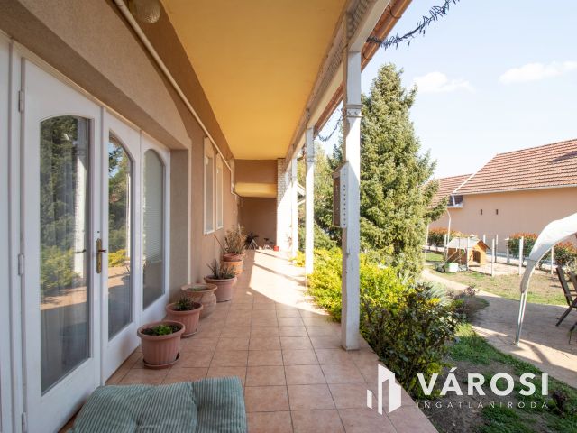 Jó állapotú, belvárosi polgári ház két lakrésszel